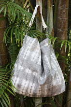 Load image into Gallery viewer, Gray Tie-Dye Handbag
